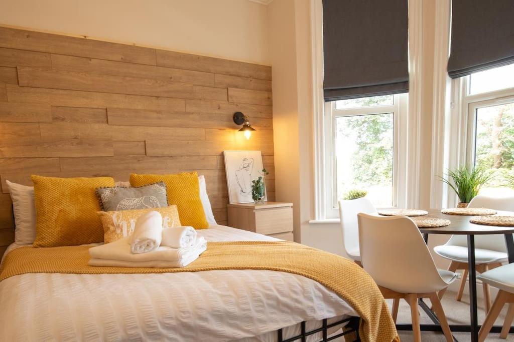 One Bed Apartment, Close To Train, City, Beach And Hospital Long Booking Welcome Eastbourne Exterior photo